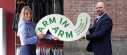 Wethouder Graus overhandigt Arm in Arm vignet in Rotterdam