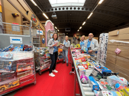 Vrijwiligers sorteren gedoneerde cadeaus uit bij Jarige Job in Rotterdam.