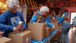 verjaardagsboxen inpakken - Stichting Jarige Job