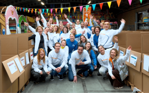 Tienduizenden cadeaus gedoneerd aan Stichting Jarige Job tijdens PostNL-actie